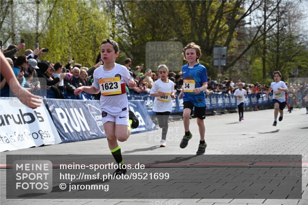 12.04.2026 - 45. Internationalen Wilhelmsburger Insellauf J. Mangold http://msf.ph/oto/9521699 12.04.2026 14:20:19 Ziel 750, 1623, 844, 34, 949, 1607, 29, 948 meine-sportfotos.de
