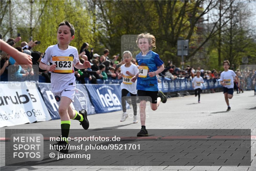 12.04.2026 - 45. Internationalen Wilhelmsburger Insellauf J. Mangold http://msf.ph/oto/9521701 12.04.2026 14:20:19 Ziel 750, 1623, 844, 34, 949, 1607, 29, 948 meine-sportfotos.de