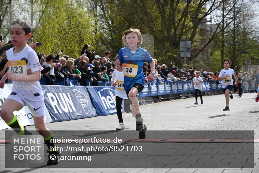 12.04.2026 - 45. Internationalen Wilhelmsburger Insellauf J. Mangold http://msf.ph/oto/9521703 12.04.2026 14:20:19 Ziel 750, 1623, 844, 34, 949, 1607, 29, 948 meine-sportfotos.de