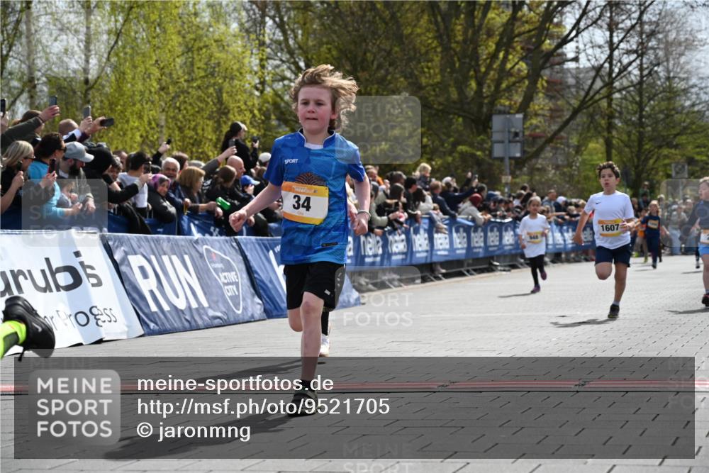 12.04.2026 - 45. Internationalen Wilhelmsburger Insellauf J. Mangold http://msf.ph/oto/9521705 12.04.2026 14:20:20 Ziel 750, 1623, 844, 34, 949, 1607, 29, 948, 1058 meine-sportfotos.de