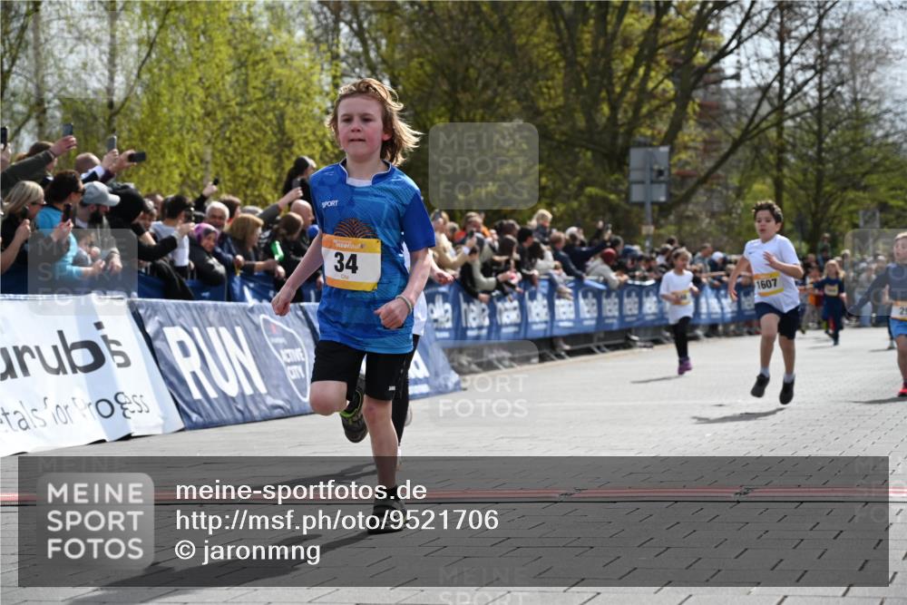 12.04.2026 - 45. Internationalen Wilhelmsburger Insellauf J. Mangold http://msf.ph/oto/9521706 12.04.2026 14:20:20 Ziel 750, 1623, 844, 34, 949, 1607, 29, 948, 1058 meine-sportfotos.de