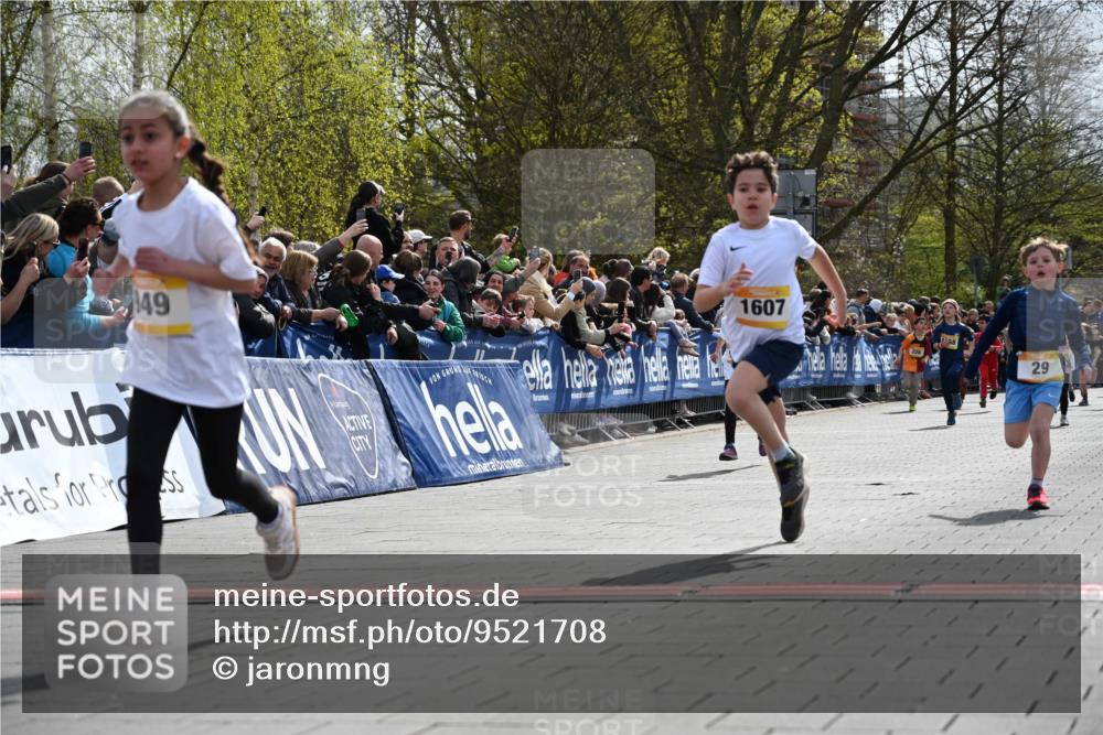 12.04.2026 - 45. Internationalen Wilhelmsburger Insellauf J. Mangold http://msf.ph/oto/9521708 12.04.2026 14:20:21 Ziel 750, 1623, 844, 34, 949, 1607, 29, 948, 1058, 966 meine-sportfotos.de