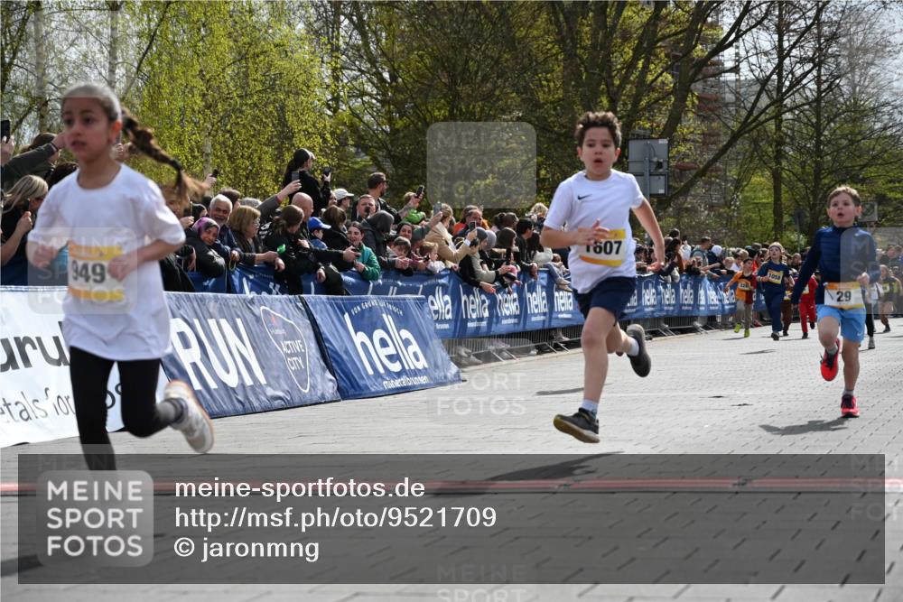 12.04.2026 - 45. Internationalen Wilhelmsburger Insellauf J. Mangold http://msf.ph/oto/9521709 12.04.2026 14:20:21 Ziel 750, 1623, 844, 34, 949, 1607, 29, 948, 1058, 966 meine-sportfotos.de