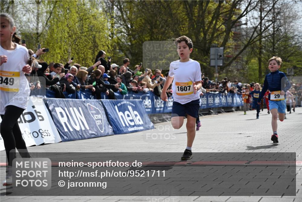 12.04.2026 - 45. Internationalen Wilhelmsburger Insellauf J. Mangold http://msf.ph/oto/9521711 12.04.2026 14:20:21 Ziel 750, 1623, 844, 34, 949, 1607, 29, 948, 1058, 966 meine-sportfotos.de