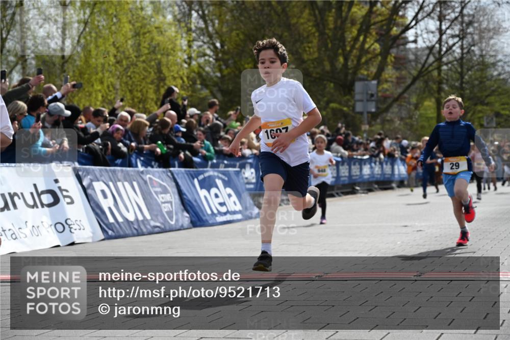 12.04.2026 - 45. Internationalen Wilhelmsburger Insellauf J. Mangold http://msf.ph/oto/9521713 12.04.2026 14:20:21 Ziel 750, 1623, 844, 34, 949, 1607, 29, 948, 1058, 966 meine-sportfotos.de
