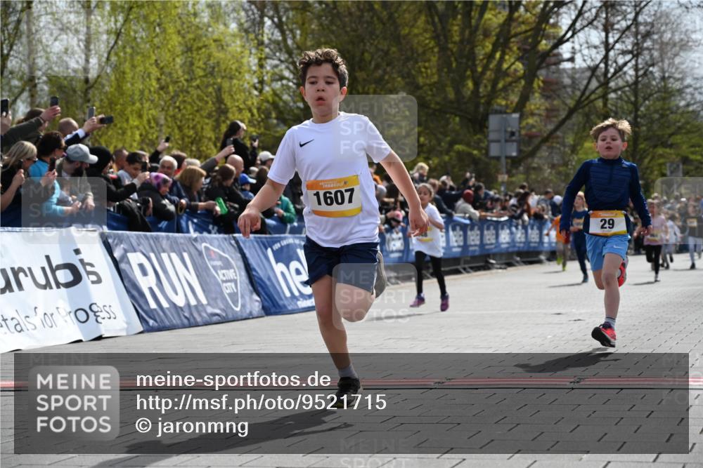 12.04.2026 - 45. Internationalen Wilhelmsburger Insellauf J. Mangold http://msf.ph/oto/9521715 12.04.2026 14:20:21 Ziel 750, 1623, 844, 34, 949, 1607, 29, 948, 1058, 966 meine-sportfotos.de