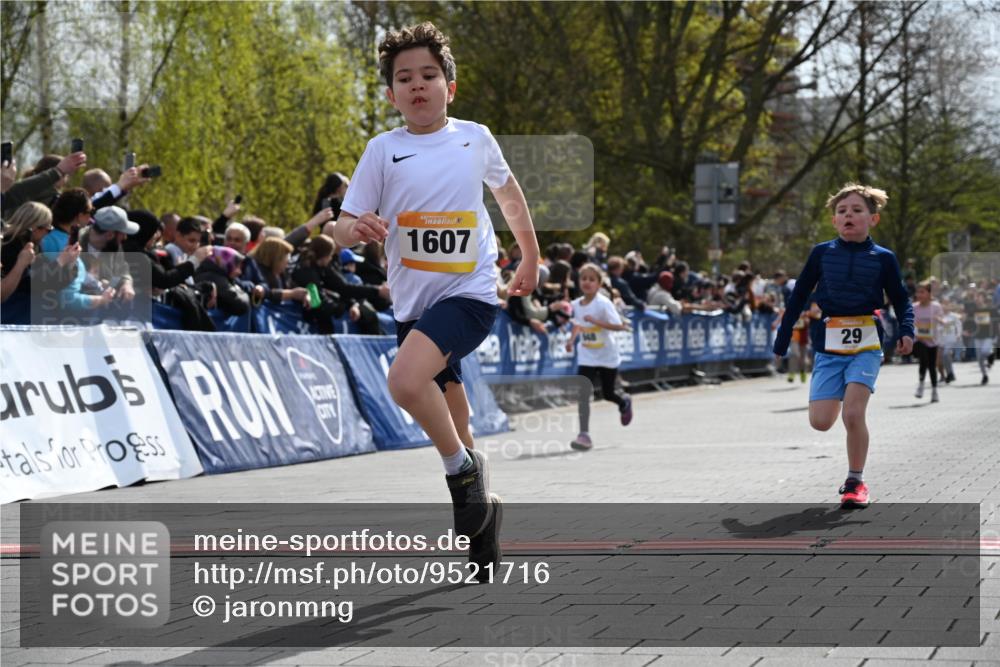 12.04.2026 - 45. Internationalen Wilhelmsburger Insellauf J. Mangold http://msf.ph/oto/9521716 12.04.2026 14:20:21 Ziel 750, 1623, 844, 34, 949, 1607, 29, 948, 1058, 966 meine-sportfotos.de