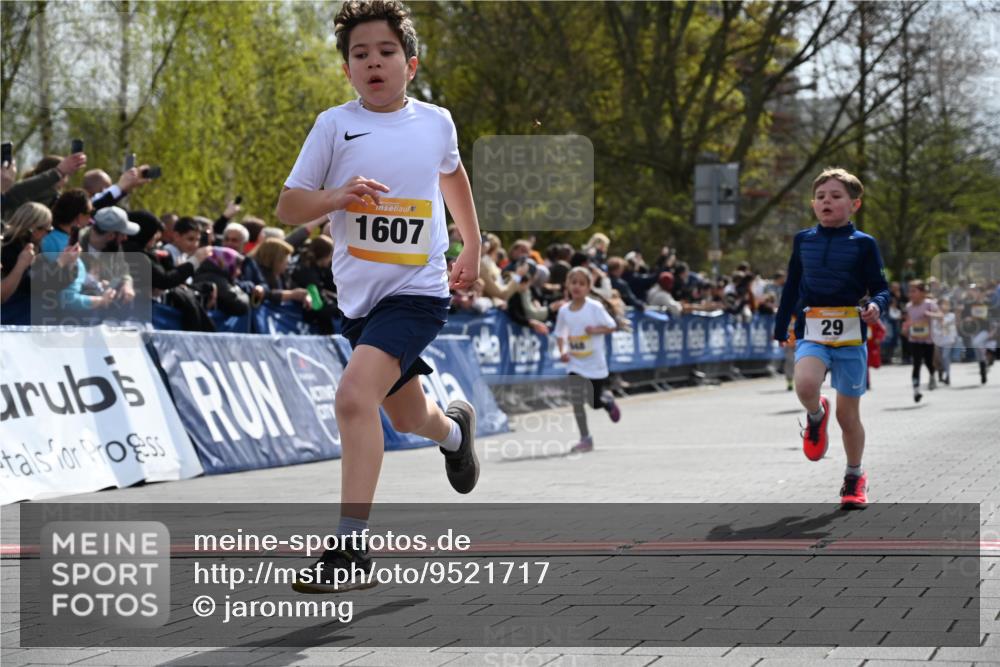 12.04.2026 - 45. Internationalen Wilhelmsburger Insellauf J. Mangold http://msf.ph/oto/9521717 12.04.2026 14:20:21 Ziel 750, 1623, 844, 34, 949, 1607, 29, 948, 1058, 966 meine-sportfotos.de