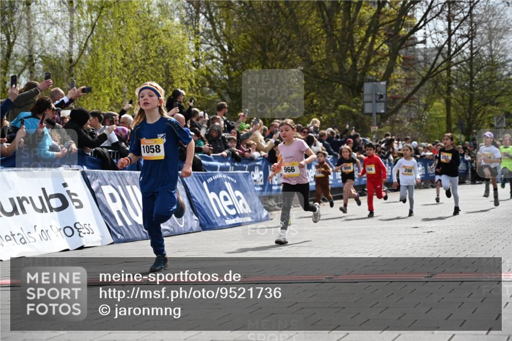 12.04.2026 - 45. Internationalen Wilhelmsburger Insellauf J. Mangold http://msf.ph/oto/9521736 12.04.2026 14:20:24 Ziel 949, 1607, 29, 948, 1058, 966, 998, 228, 298, 293, 744, 1008, 747, 262, 598 meine-sportfotos.de