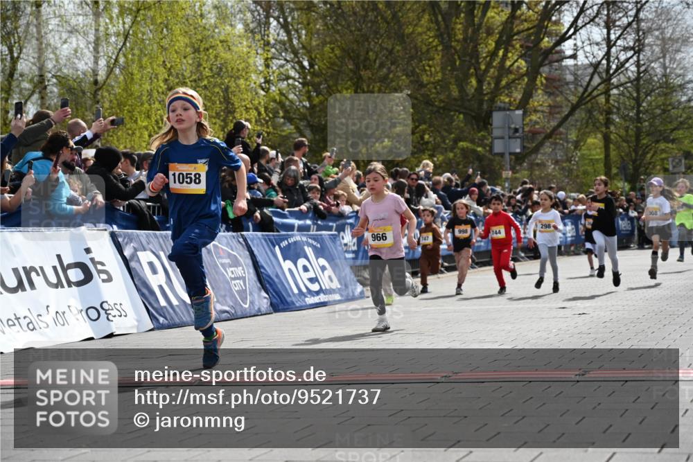 12.04.2026 - 45. Internationalen Wilhelmsburger Insellauf J. Mangold http://msf.ph/oto/9521737 12.04.2026 14:20:25 Ziel 1607, 29, 948, 1058, 966, 998, 228, 298, 293, 744, 1008, 747, 262, 598, 730 meine-sportfotos.de