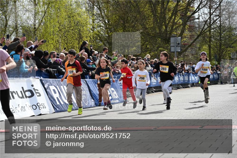 12.04.2026 - 45. Internationalen Wilhelmsburger Insellauf J. Mangold http://msf.ph/oto/9521752 12.04.2026 14:20:26 Ziel 29, 948, 1058, 966, 998, 228, 298, 293, 744, 1008, 747, 262, 598, 730, 632 meine-sportfotos.de