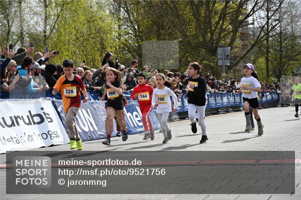 12.04.2026 - 45. Internationalen Wilhelmsburger Insellauf J. Mangold http://msf.ph/oto/9521756 12.04.2026 14:20:27 Ziel 948, 1058, 966, 998, 228, 298, 293, 744, 1008, 747, 262, 598, 730, 632, 1608 meine-sportfotos.de