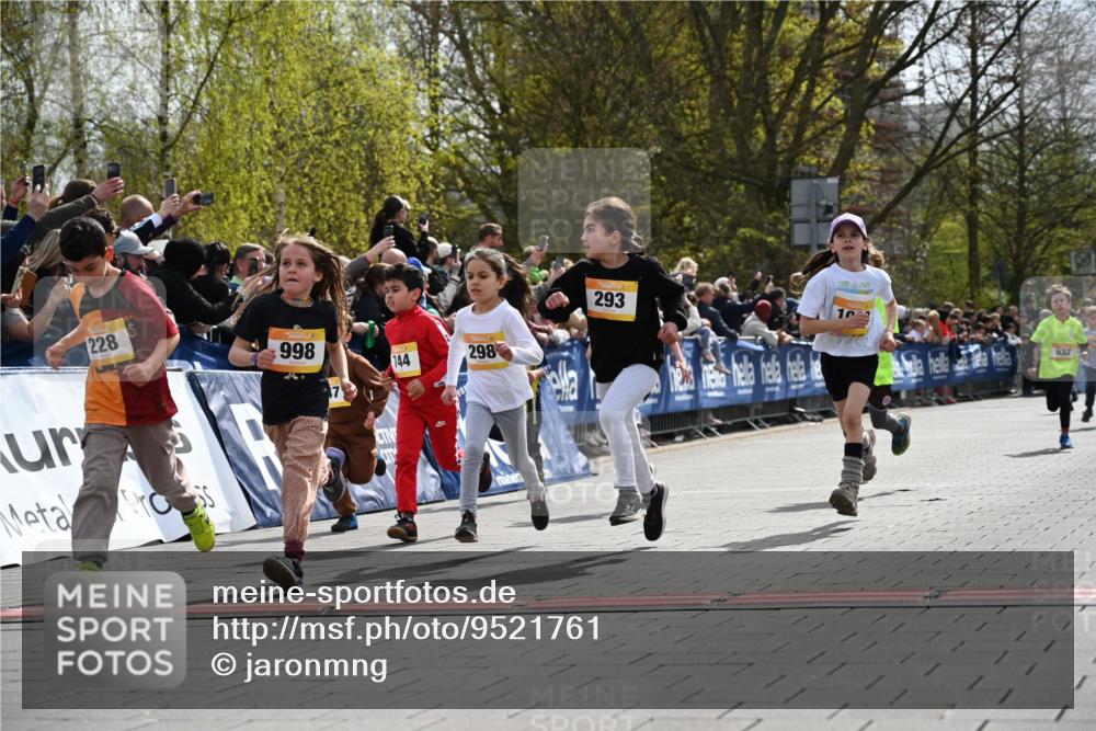 12.04.2026 - 45. Internationalen Wilhelmsburger Insellauf J. Mangold http://msf.ph/oto/9521761 12.04.2026 14:20:27 Ziel 948, 1058, 966, 998, 228, 298, 293, 744, 1008, 747, 262, 598, 730, 632, 1608 meine-sportfotos.de