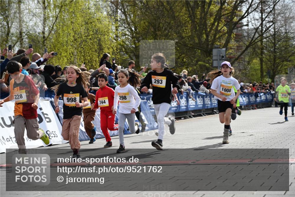 12.04.2026 - 45. Internationalen Wilhelmsburger Insellauf J. Mangold http://msf.ph/oto/9521762 12.04.2026 14:20:27 Ziel 948, 1058, 966, 998, 228, 298, 293, 744, 1008, 747, 262, 598, 730, 632, 1608 meine-sportfotos.de