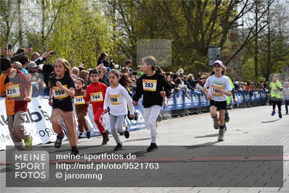 12.04.2026 - 45. Internationalen Wilhelmsburger Insellauf J. Mangold http://msf.ph/oto/9521763 12.04.2026 14:20:27 Ziel 948, 1058, 966, 998, 228, 298, 293, 744, 1008, 747, 262, 598, 730, 632, 1608 meine-sportfotos.de