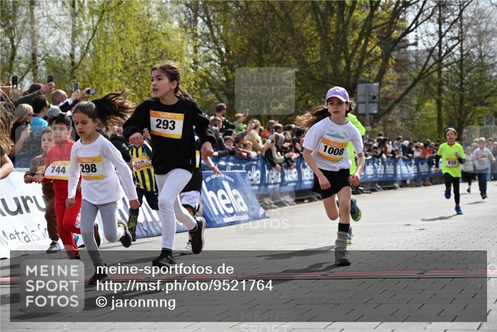 12.04.2026 - 45. Internationalen Wilhelmsburger Insellauf J. Mangold http://msf.ph/oto/9521764 12.04.2026 14:20:28 Ziel 1058, 966, 998, 228, 298, 293, 744, 1008, 747, 262, 598, 730, 632, 1608 meine-sportfotos.de