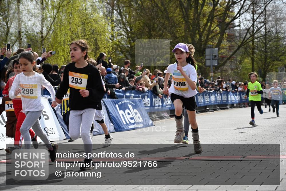 12.04.2026 - 45. Internationalen Wilhelmsburger Insellauf J. Mangold http://msf.ph/oto/9521766 12.04.2026 14:20:28 Ziel 1058, 966, 998, 228, 298, 293, 744, 1008, 747, 262, 598, 730, 632, 1608 meine-sportfotos.de