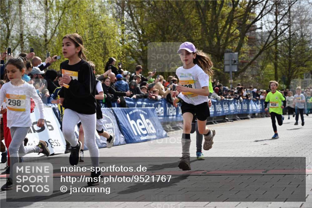 12.04.2026 - 45. Internationalen Wilhelmsburger Insellauf J. Mangold http://msf.ph/oto/9521767 12.04.2026 14:20:28 Ziel 1058, 966, 998, 228, 298, 293, 744, 1008, 747, 262, 598, 730, 632, 1608 meine-sportfotos.de