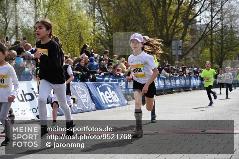 12.04.2026 - 45. Internationalen Wilhelmsburger Insellauf J. Mangold http://msf.ph/oto/9521768 12.04.2026 14:20:28 Ziel 1058, 966, 998, 228, 298, 293, 744, 1008, 747, 262, 598, 730, 632, 1608 meine-sportfotos.de