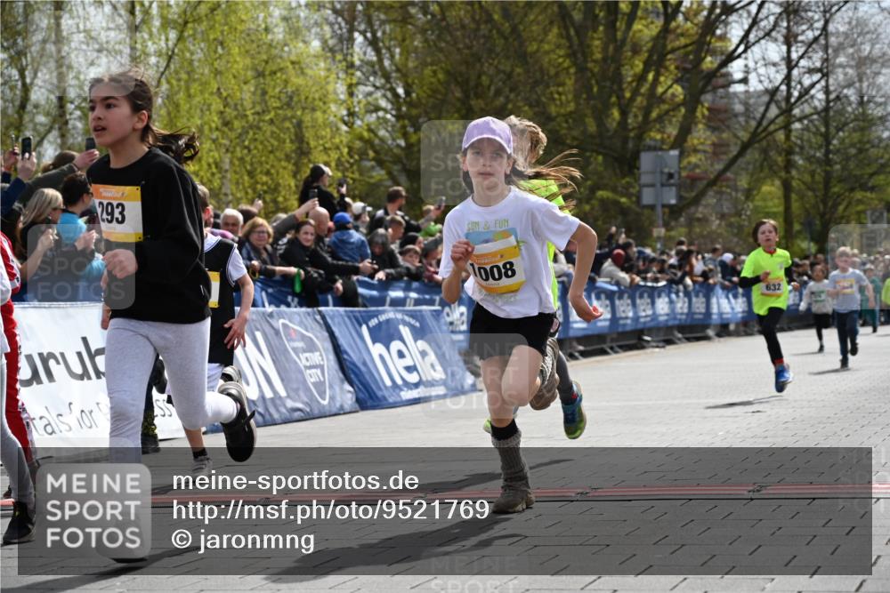 12.04.2026 - 45. Internationalen Wilhelmsburger Insellauf J. Mangold http://msf.ph/oto/9521769 12.04.2026 14:20:28 Ziel 1058, 966, 998, 228, 298, 293, 744, 1008, 747, 262, 598, 730, 632, 1608 meine-sportfotos.de