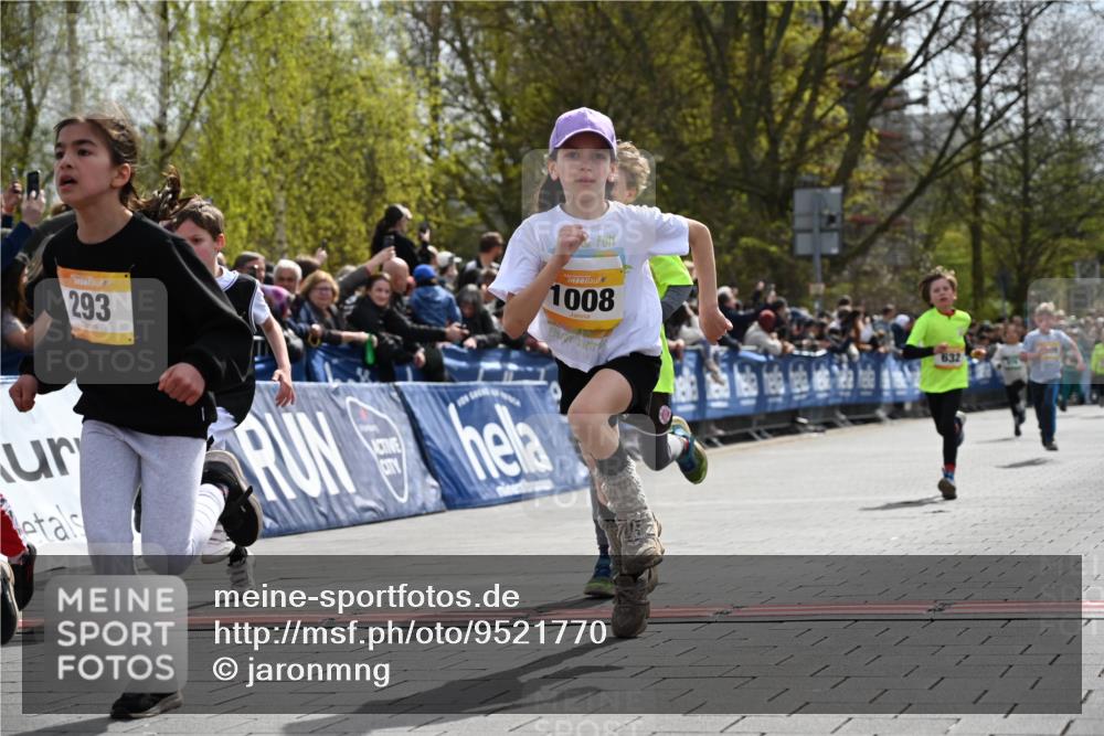 12.04.2026 - 45. Internationalen Wilhelmsburger Insellauf J. Mangold http://msf.ph/oto/9521770 12.04.2026 14:20:28 Ziel 1058, 966, 998, 228, 298, 293, 744, 1008, 747, 262, 598, 730, 632, 1608 meine-sportfotos.de