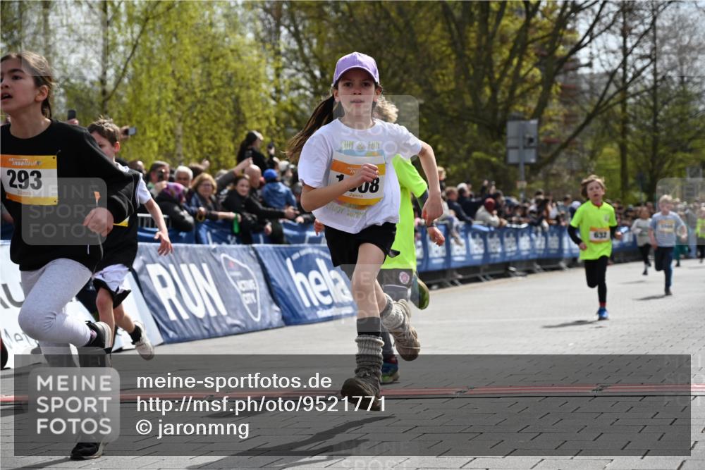 12.04.2026 - 45. Internationalen Wilhelmsburger Insellauf J. Mangold http://msf.ph/oto/9521771 12.04.2026 14:20:28 Ziel 1058, 966, 998, 228, 298, 293, 744, 1008, 747, 262, 598, 730, 632, 1608 meine-sportfotos.de