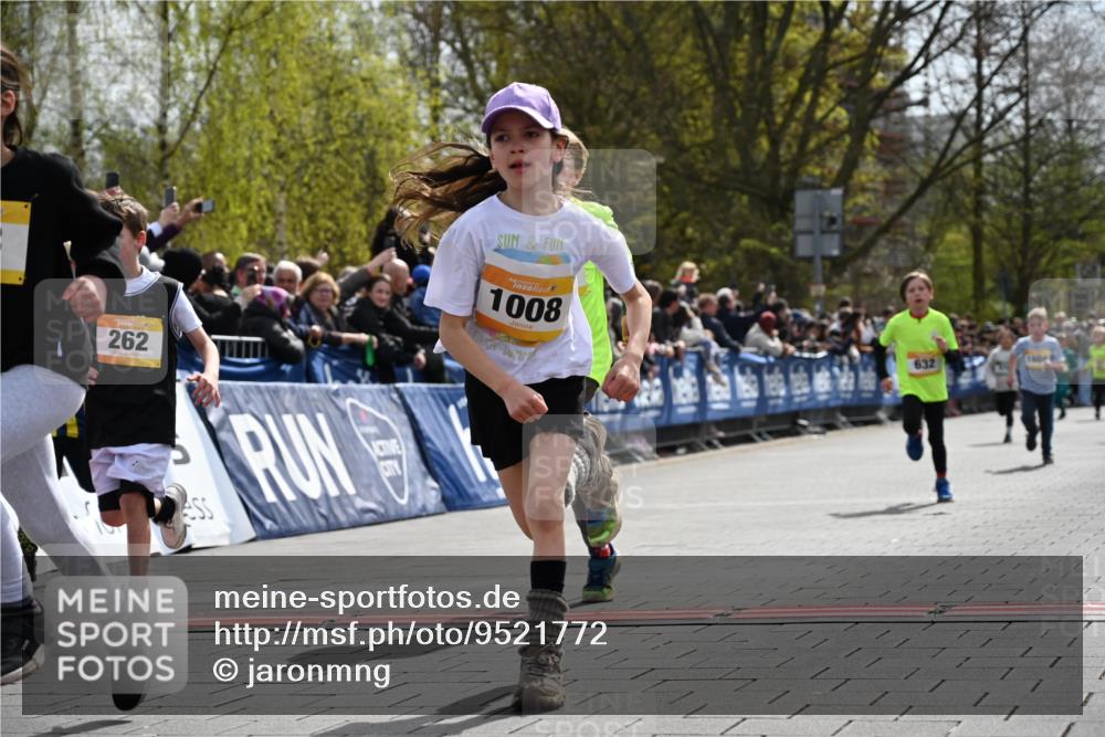 12.04.2026 - 45. Internationalen Wilhelmsburger Insellauf J. Mangold http://msf.ph/oto/9521772 12.04.2026 14:20:28 Ziel 1058, 966, 998, 228, 298, 293, 744, 1008, 747, 262, 598, 730, 632, 1608 meine-sportfotos.de