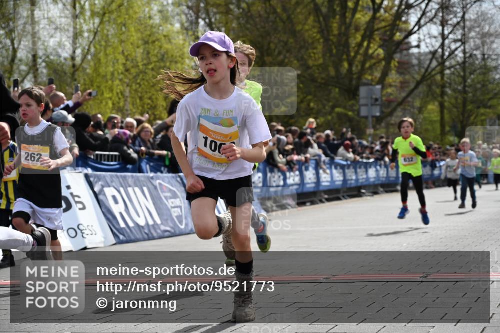 12.04.2026 - 45. Internationalen Wilhelmsburger Insellauf J. Mangold http://msf.ph/oto/9521773 12.04.2026 14:20:29 Ziel 966, 998, 228, 298, 293, 744, 1008, 747, 262, 598, 730, 632, 1608, 165 meine-sportfotos.de