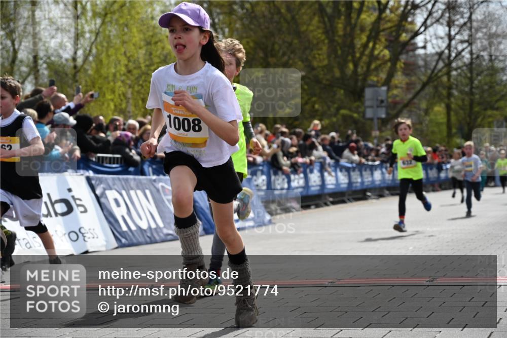 12.04.2026 - 45. Internationalen Wilhelmsburger Insellauf J. Mangold http://msf.ph/oto/9521774 12.04.2026 14:20:29 Ziel 966, 998, 228, 298, 293, 744, 1008, 747, 262, 598, 730, 632, 1608, 165 meine-sportfotos.de