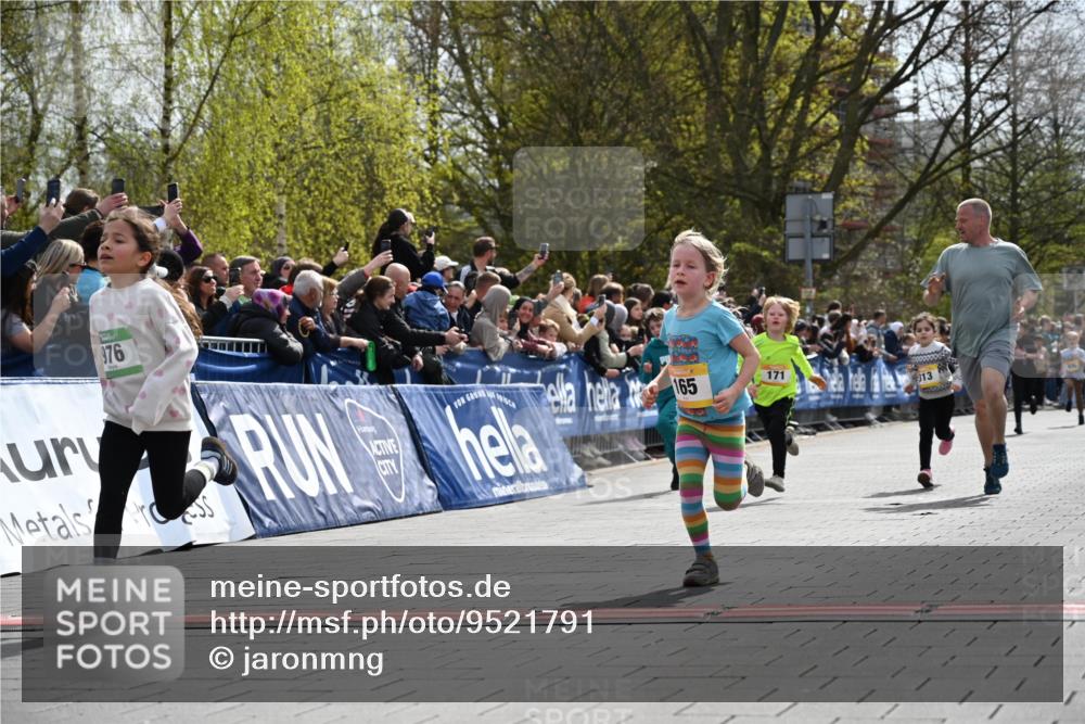 12.04.2026 - 45. Internationalen Wilhelmsburger Insellauf J. Mangold http://msf.ph/oto/9521791 12.04.2026 14:20:33 Ziel 730, 632, 1608, 165, 171, 20, 313 meine-sportfotos.de