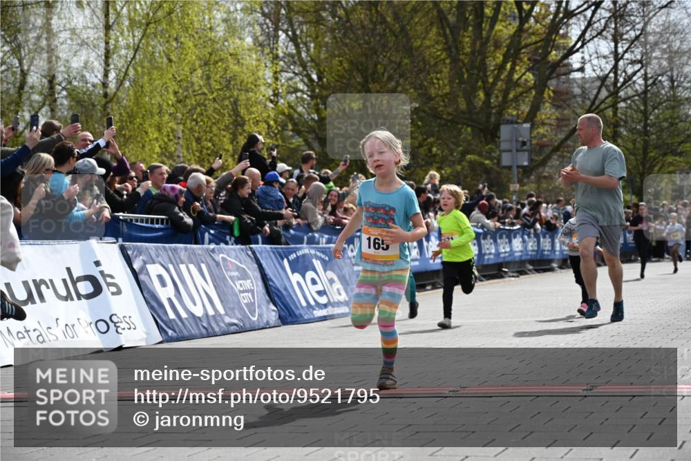 12.04.2026 - 45. Internationalen Wilhelmsburger Insellauf J. Mangold http://msf.ph/oto/9521795 12.04.2026 14:20:34 Ziel 632, 1608, 165, 171, 20, 313 meine-sportfotos.de