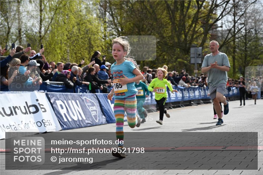 12.04.2026 - 45. Internationalen Wilhelmsburger Insellauf J. Mangold http://msf.ph/oto/9521798 12.04.2026 14:20:34 Ziel 632, 1608, 165, 171, 20, 313 meine-sportfotos.de