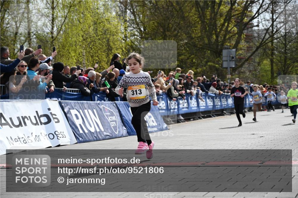 12.04.2026 - 45. Internationalen Wilhelmsburger Insellauf J. Mangold http://msf.ph/oto/9521806 12.04.2026 14:20:36 Ziel 165, 171, 20, 313, 576, 935 meine-sportfotos.de
