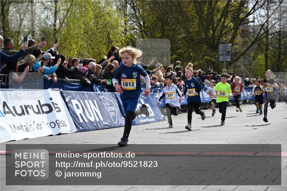 12.04.2026 - 45. Internationalen Wilhelmsburger Insellauf J. Mangold http://msf.ph/oto/9521823 12.04.2026 14:20:41 Ziel 576, 935, 301, 61, 237, 578, 751, 940, 958, 832, 1610, 3 meine-sportfotos.de