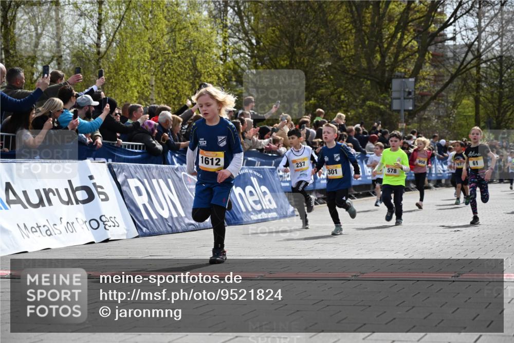 12.04.2026 - 45. Internationalen Wilhelmsburger Insellauf J. Mangold http://msf.ph/oto/9521824 12.04.2026 14:20:41 Ziel 576, 935, 301, 61, 237, 578, 751, 940, 958, 832, 1610, 3 meine-sportfotos.de