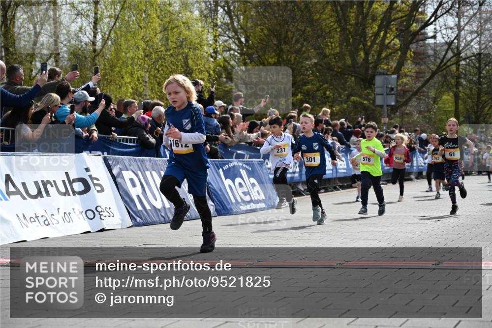 12.04.2026 - 45. Internationalen Wilhelmsburger Insellauf J. Mangold http://msf.ph/oto/9521825 12.04.2026 14:20:41 Ziel 576, 935, 301, 61, 237, 578, 751, 940, 958, 832, 1610, 3 meine-sportfotos.de