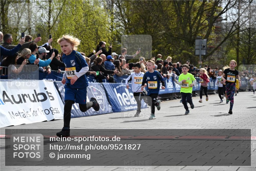 12.04.2026 - 45. Internationalen Wilhelmsburger Insellauf J. Mangold http://msf.ph/oto/9521827 12.04.2026 14:20:41 Ziel 576, 935, 301, 61, 237, 578, 751, 940, 958, 832, 1610, 3 meine-sportfotos.de