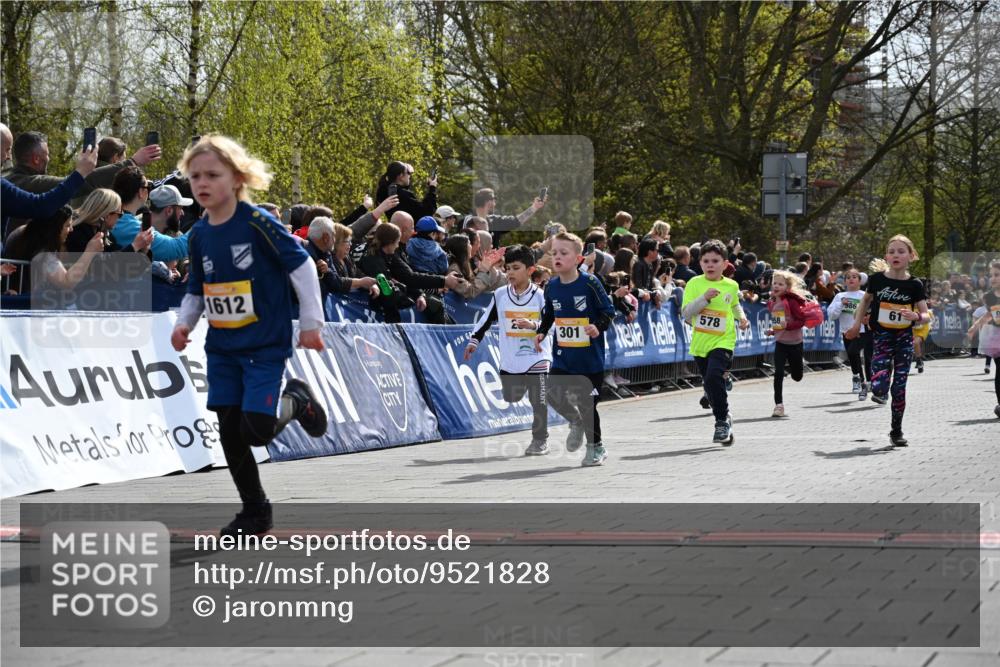 12.04.2026 - 45. Internationalen Wilhelmsburger Insellauf J. Mangold http://msf.ph/oto/9521828 12.04.2026 14:20:41 Ziel 576, 935, 301, 61, 237, 578, 751, 940, 958, 832, 1610, 3 meine-sportfotos.de
