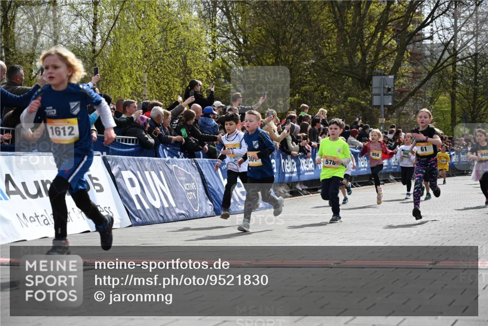 12.04.2026 - 45. Internationalen Wilhelmsburger Insellauf J. Mangold http://msf.ph/oto/9521830 12.04.2026 14:20:41 Ziel 576, 935, 301, 61, 237, 578, 751, 940, 958, 832, 1610, 3 meine-sportfotos.de