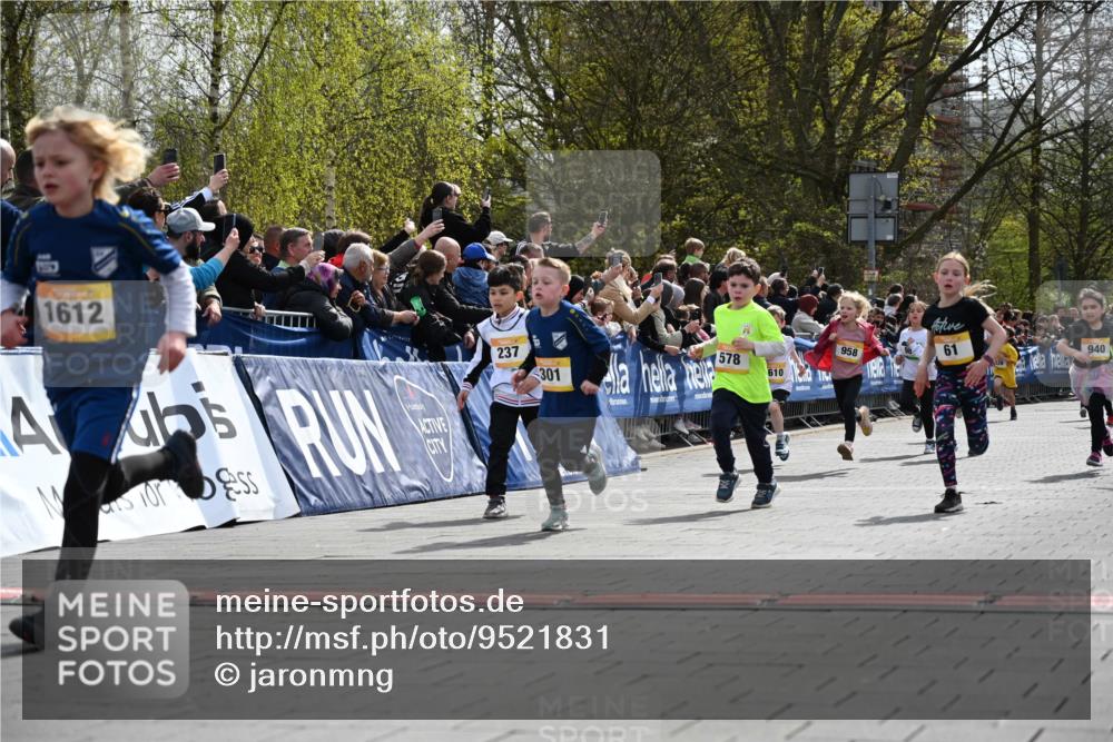 12.04.2026 - 45. Internationalen Wilhelmsburger Insellauf J. Mangold http://msf.ph/oto/9521831 12.04.2026 14:20:41 Ziel 576, 935, 301, 61, 237, 578, 751, 940, 958, 832, 1610, 3 meine-sportfotos.de