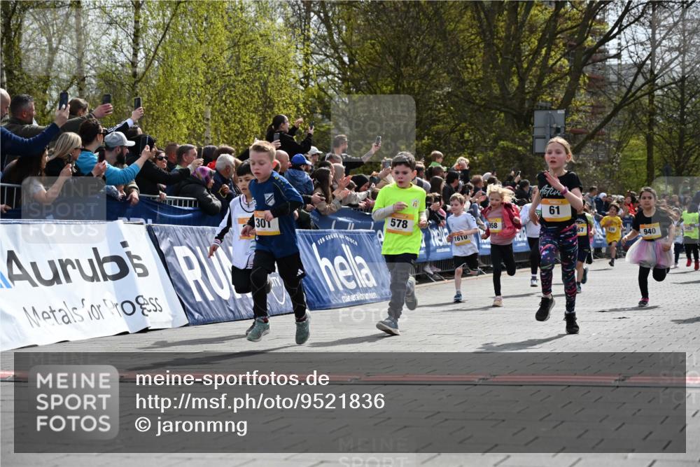 12.04.2026 - 45. Internationalen Wilhelmsburger Insellauf J. Mangold http://msf.ph/oto/9521836 12.04.2026 14:20:42 Ziel 576, 935, 301, 61, 237, 578, 751, 940, 958, 832, 1610, 3, 285, 1073, 767, 404 meine-sportfotos.de