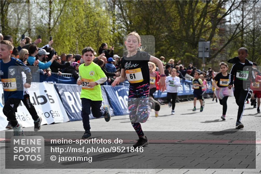 12.04.2026 - 45. Internationalen Wilhelmsburger Insellauf J. Mangold http://msf.ph/oto/9521846 12.04.2026 14:20:43 Ziel 576, 935, 301, 61, 237, 578, 751, 940, 958, 832, 1610, 3, 285, 1073, 767, 404, 318, 539 meine-sportfotos.de