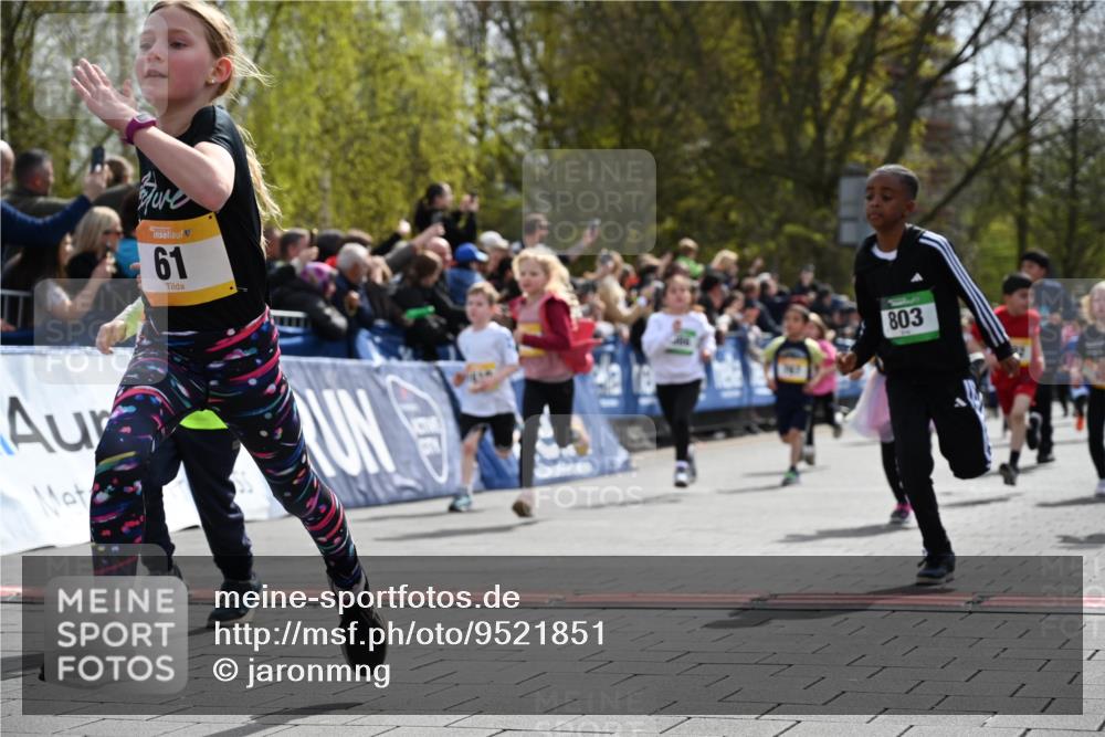 12.04.2026 - 45. Internationalen Wilhelmsburger Insellauf J. Mangold http://msf.ph/oto/9521851 12.04.2026 14:20:43 Ziel 576, 935, 301, 61, 237, 578, 751, 940, 958, 832, 1610, 3, 285, 1073, 767, 404, 318, 539 meine-sportfotos.de