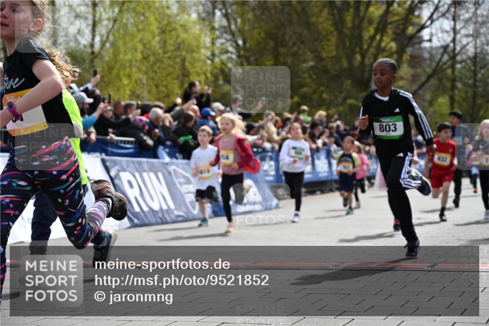 12.04.2026 - 45. Internationalen Wilhelmsburger Insellauf J. Mangold http://msf.ph/oto/9521852 12.04.2026 14:20:43 Ziel 576, 935, 301, 61, 237, 578, 751, 940, 958, 832, 1610, 3, 285, 1073, 767, 404, 318, 539 meine-sportfotos.de