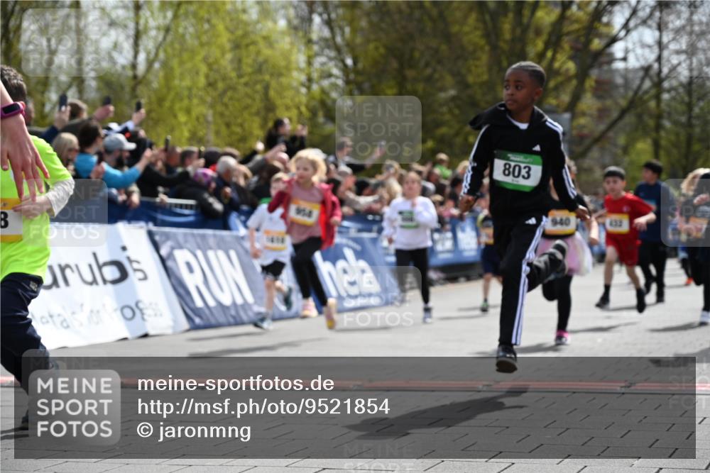 12.04.2026 - 45. Internationalen Wilhelmsburger Insellauf J. Mangold http://msf.ph/oto/9521854 12.04.2026 14:20:43 Ziel 576, 935, 301, 61, 237, 578, 751, 940, 958, 832, 1610, 3, 285, 1073, 767, 404, 318, 539 meine-sportfotos.de