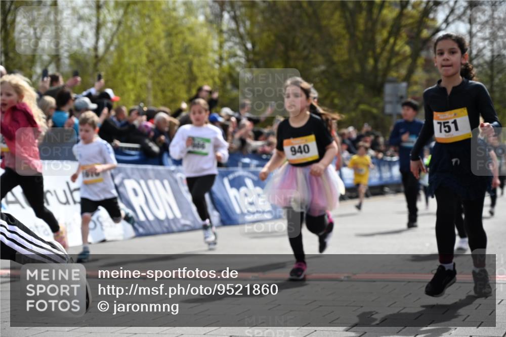 12.04.2026 - 45. Internationalen Wilhelmsburger Insellauf J. Mangold http://msf.ph/oto/9521860 12.04.2026 14:20:44 Ziel 935, 301, 61, 237, 578, 751, 940, 958, 832, 1610, 3, 285, 1073, 767, 404, 318, 539, 431, 135, 545 meine-sportfotos.de