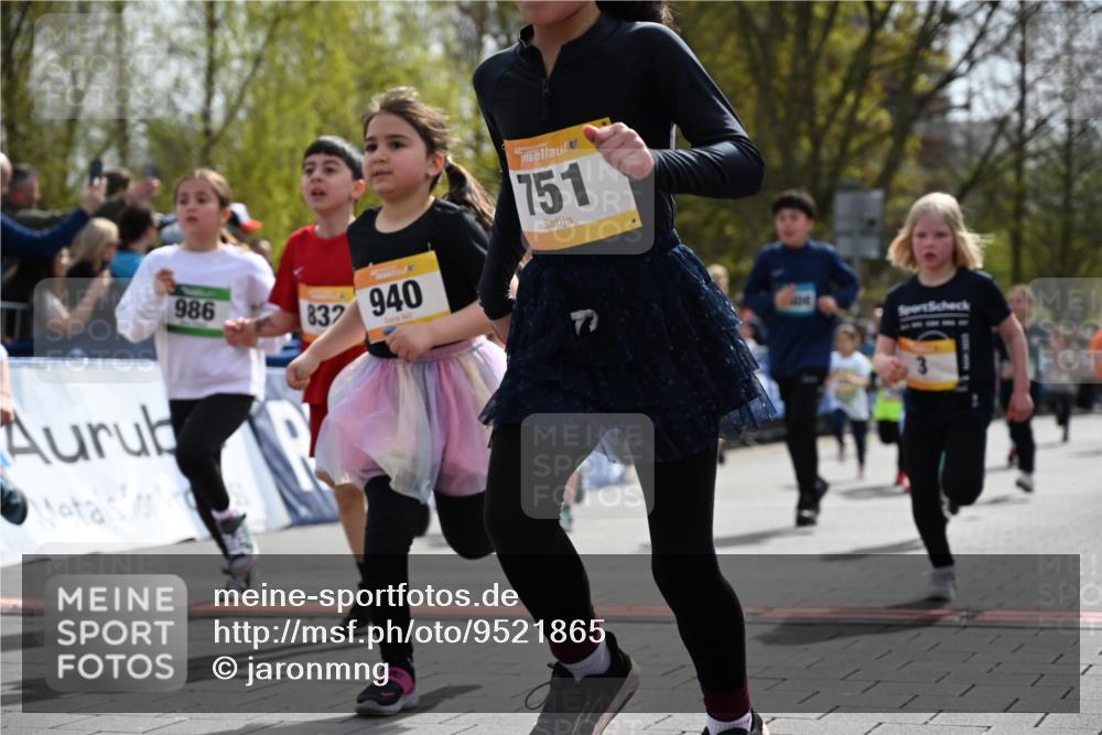 12.04.2026 - 45. Internationalen Wilhelmsburger Insellauf J. Mangold http://msf.ph/oto/9521865 12.04.2026 14:20:45 Ziel 301, 61, 237, 578, 751, 940, 958, 832, 1610, 3, 285, 1073, 767, 404, 318, 539, 431, 135, 545, 537, 30, 133, 977, 84 meine-sportfotos.de