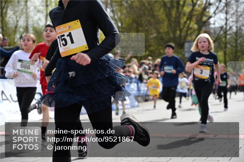 12.04.2026 - 45. Internationalen Wilhelmsburger Insellauf J. Mangold http://msf.ph/oto/9521867 12.04.2026 14:20:45 Ziel 301, 61, 237, 578, 751, 940, 958, 832, 1610, 3, 285, 1073, 767, 404, 318, 539, 431, 135, 545, 537, 30, 133, 977, 84 meine-sportfotos.de
