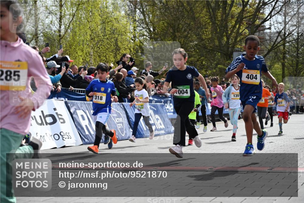 12.04.2026 - 45. Internationalen Wilhelmsburger Insellauf J. Mangold http://msf.ph/oto/9521870 12.04.2026 14:20:47 Ziel 578, 751, 940, 958, 832, 1610, 3, 285, 1073, 767, 404, 318, 539, 431, 135, 545, 537, 30, 133, 977, 84, 1606, 473, 956, 467 meine-sportfotos.de