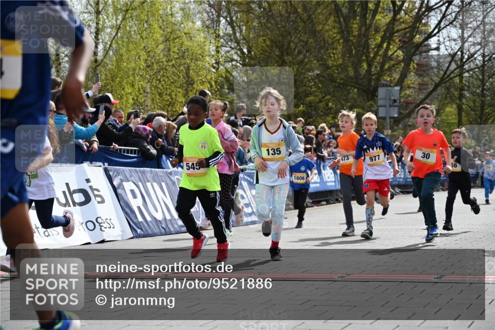 12.04.2026 - 45. Internationalen Wilhelmsburger Insellauf J. Mangold http://msf.ph/oto/9521886 12.04.2026 14:20:48 Ziel 751, 940, 958, 832, 1610, 3, 285, 1073, 767, 404, 318, 539, 431, 135, 545, 537, 30, 133, 977, 84, 1606, 473, 956, 467, 324, 299 meine-sportfotos.de